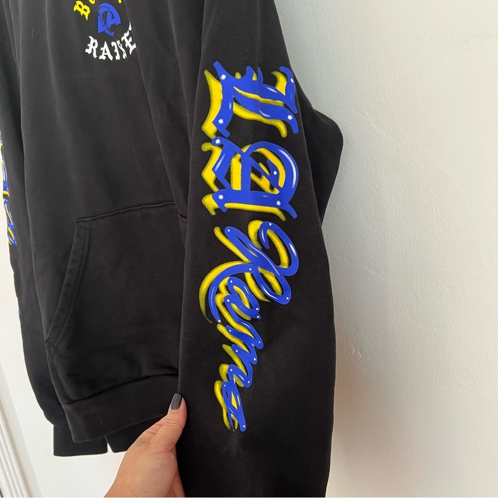 LA Rams Born x Raised Black Airbrushed Rampage Pullover Hoodie - Picture 6 of 9